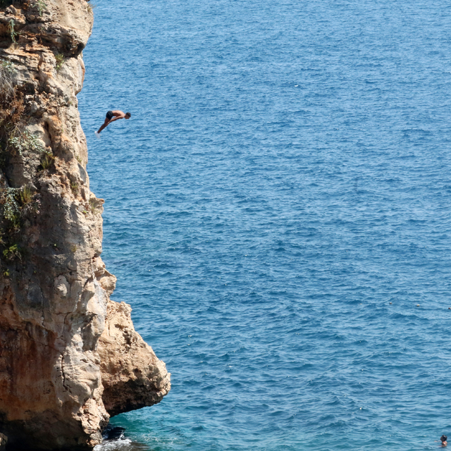 Sıcak havada deniz keyfi, falezlerde tehlikeli atlayış