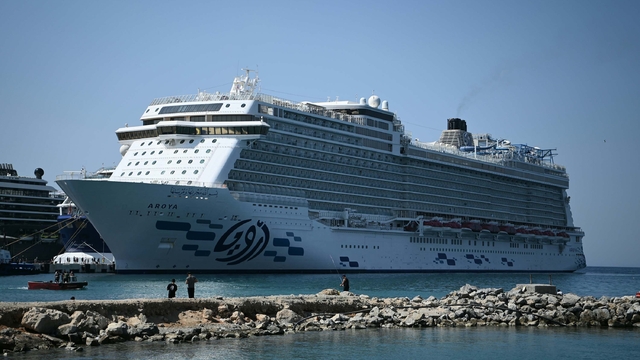 Aroya kruvaziyeri 3 bin 362 yolcusuyla Kuşadası'na geldi