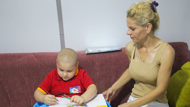 Kanserle mücadeleyi oğlunda kazanan anne kendi savaşında da galip gelmek istiyor