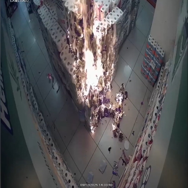 Markete giren çocuk, peçeteleri tutuşturdu; o anlar kamerada