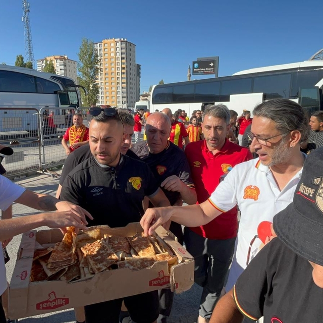 Kayserispor taraftarı, deplasmana gelen Göztepe taraftarına yemek ve tatlı...