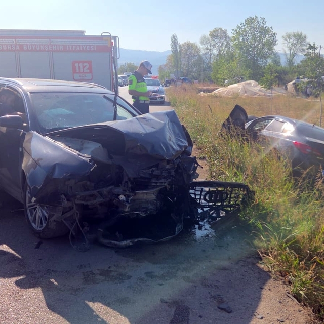 Bursa'da iki otomobil kafa kafaya çarpıştı: 4 yaralı