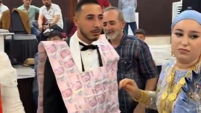 Kızıltepe'de düğünde damada 200 TL'lik banknotlarla hazırlanmış yelek giydirildi