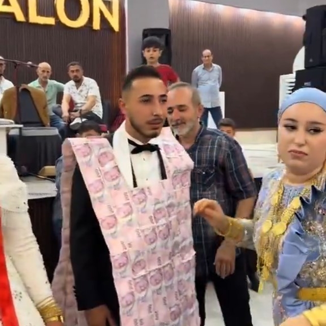 Kızıltepe'de düğünde damada 200 TL'lik banknotlarla hazırlanmış yelek giydi...