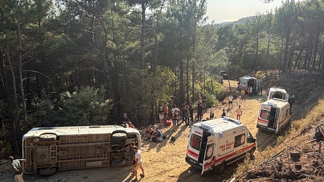 Balıkesir'de tur minibüsünün devrilmesi sonucu 11 kişi yaralandı