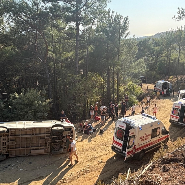 Balıkesir'de tur minibüsünün devrilmesi sonucu 11 kişi yaralandı