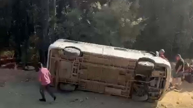 Balıkesir'de tur minibüsü şarampole devrildi: 13 yaralı
