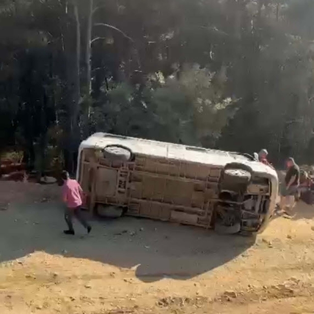 Balıkesir'de tur minibüsü şarampole devrildi: 13 yaralı