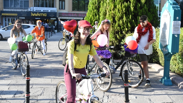 Konya'da kadınlar, Dünya Otomobilsiz Kentler Günü'ne dikkati çekmek için pedal çevirdi