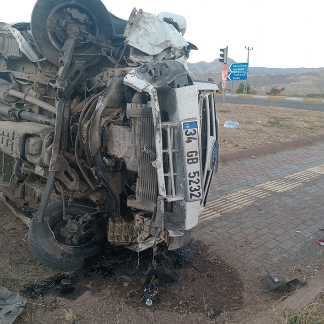 Tarım işçilerini taşıyan minibüs, otomobille çarpıştıktan sonra devrildi: 1...
