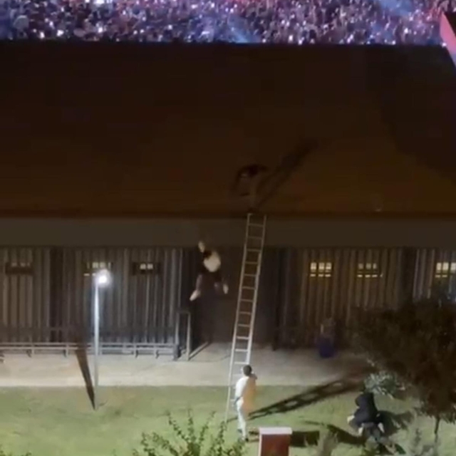 Konseri izlemek için çatıya çıkan gençlere şiddet uygulayan kişi tutuklandı