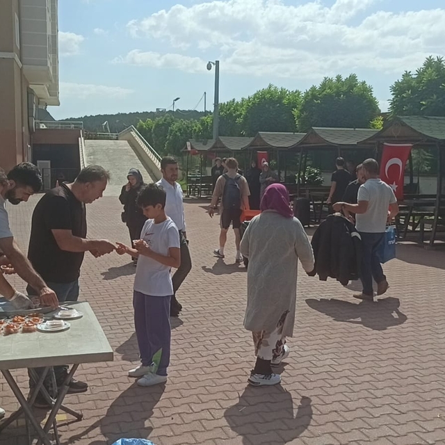 Beyşehir'de üniversite öğrencileri tatlılarla karşılandı
