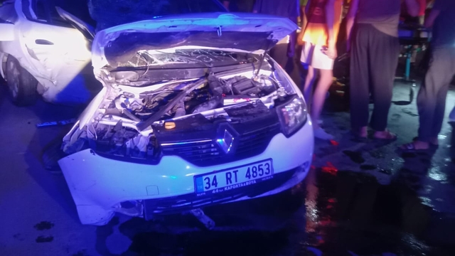 Malatya'da çarpışan iki otomobildeki 3 kişi yaralandı