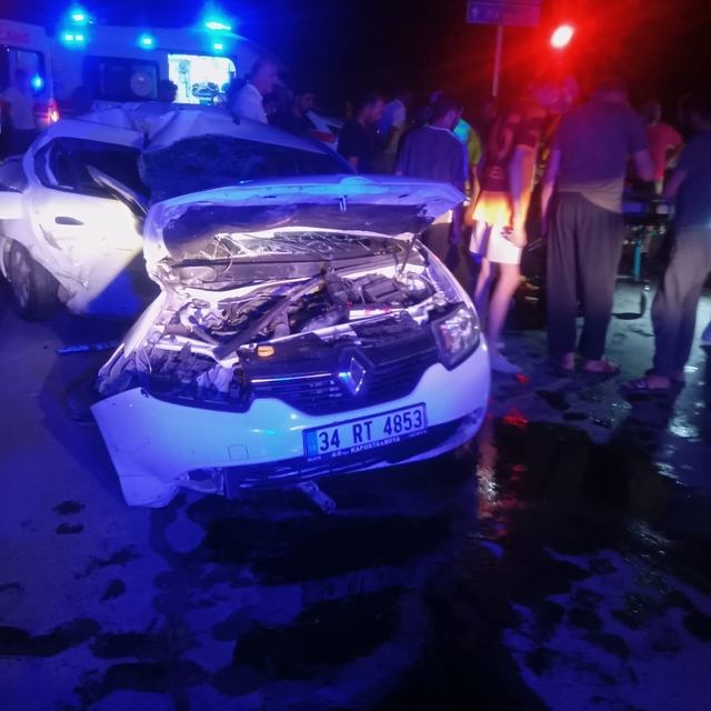 Malatya'da çarpışan iki otomobildeki 3 kişi yaralandı