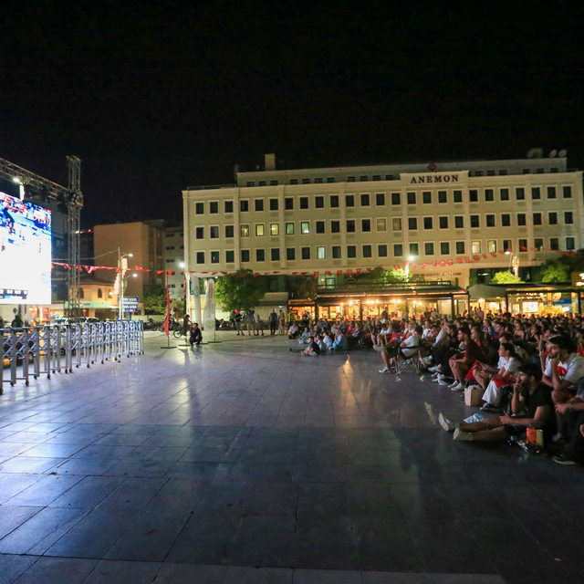 Türkiye-Almanya EuroBasket 2025 finali Manisa'da dev ekrandan izlendi
