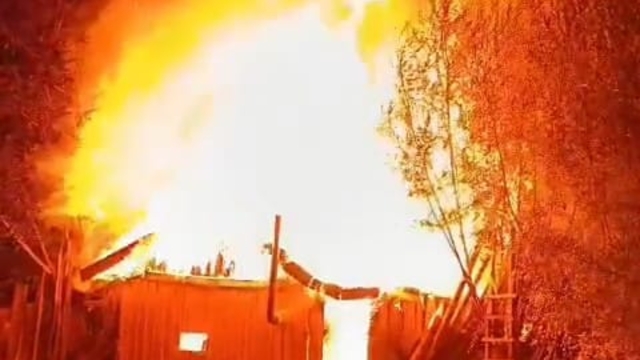 Bağ evi alev alev yandı