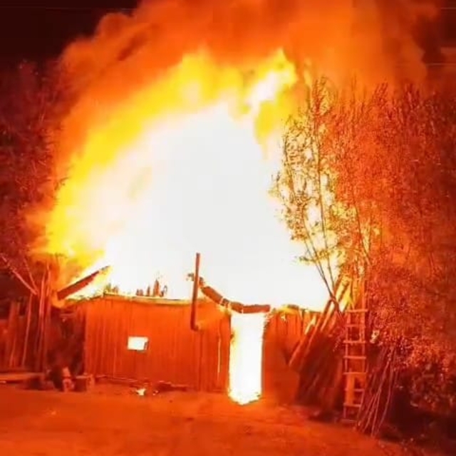 Bağ evi alev alev yandı