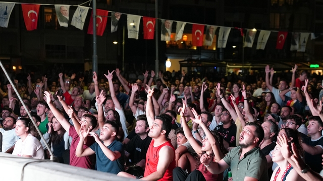 İzmir'de Türkiye-Almanya EuroBasket 2025 finali dev ekrandan izlendi