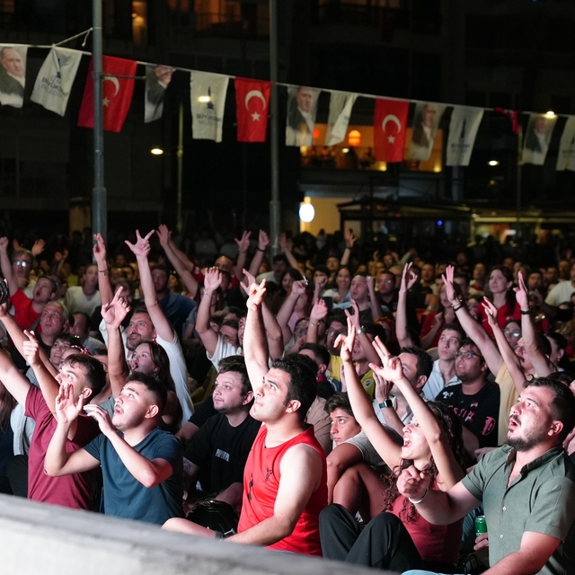 İzmir'de Türkiye-Almanya EuroBasket 2025 finali dev ekrandan izlendi