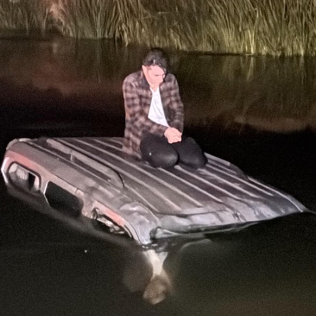 Hafif ticari araçla Karasu Nehri'ne düşen sürücü kurtarılmayı bekledi