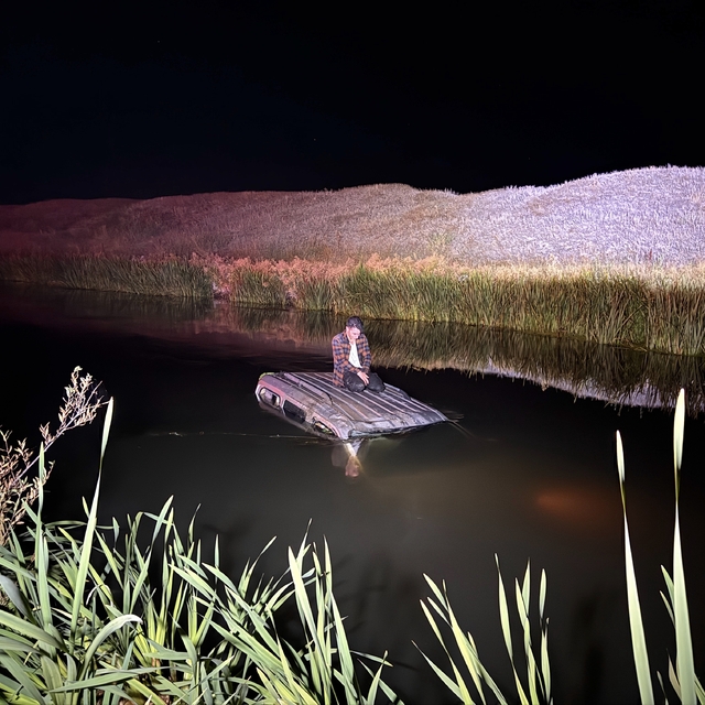 Erzurum'da kaza sonrası nehre düşen aracının üstünde yardım bekleyen sürücü...