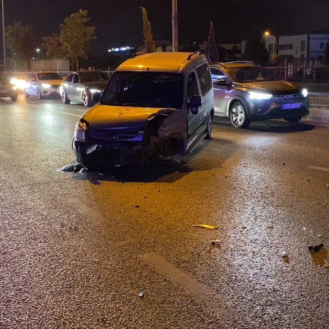 Bursa'da hafif ticari araçla otomobil çarpıştı: 1 yaralı