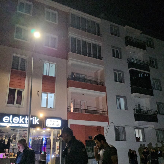 Çorum'da bir apartmana pompalı tüfekle ateş ettikten sonra kaçan iki kadın...