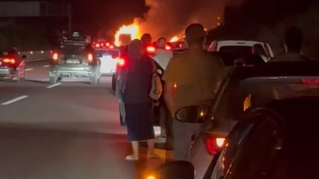 Yalova'da seyir halinde alev alan TIR küle döndü