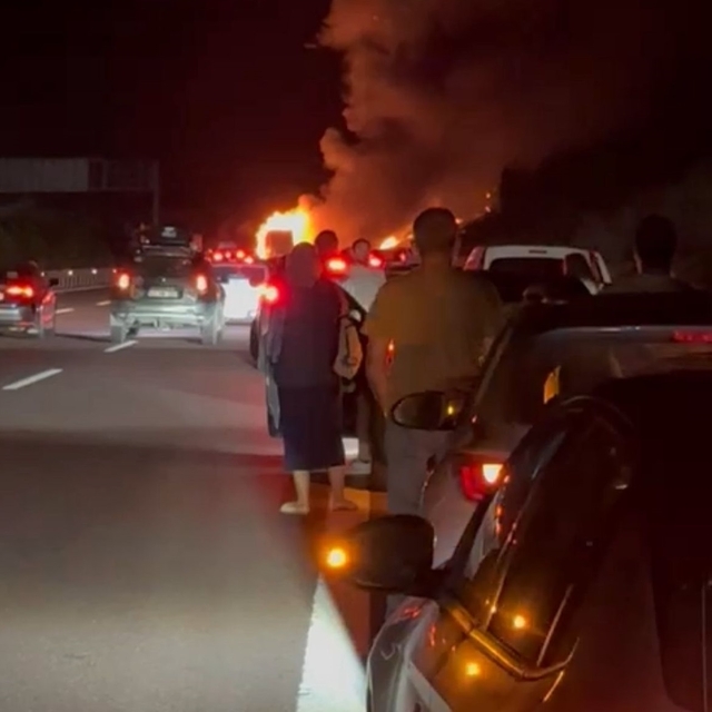 Yalova'da seyir halinde alev alan TIR küle döndü