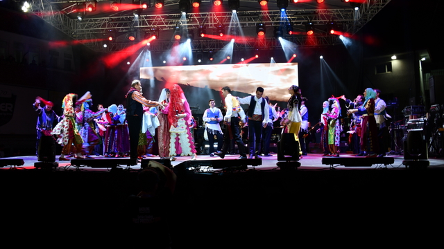 Vezirköprü Gençlik Konseri'nde Ekin Uzunlar sahne aldı