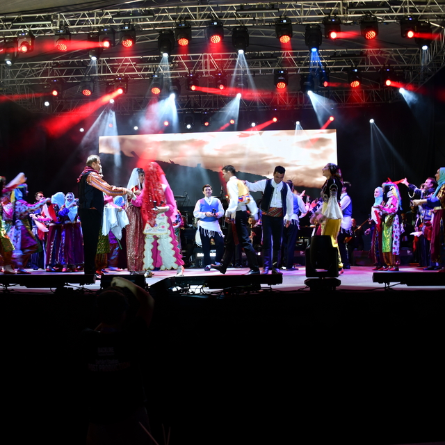 Vezirköprü Gençlik Konseri'nde Ekin Uzunlar sahne aldı