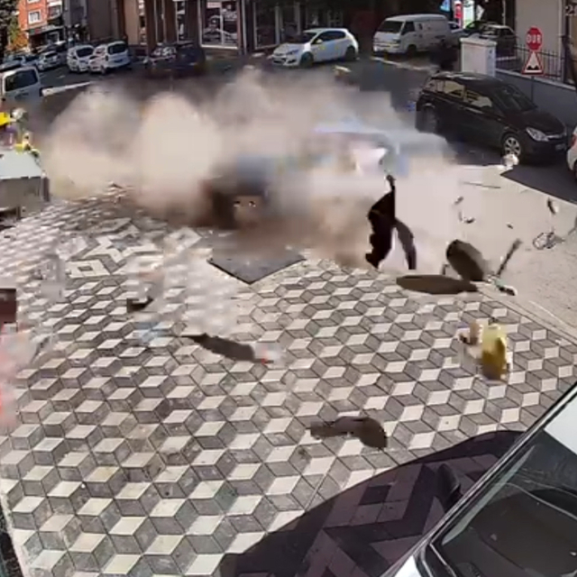 2 yılda iş yerine 9 araç çarpan esnaf: Müşteri değil, araba gözlüyoruz