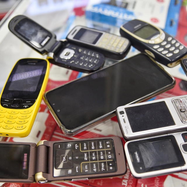 Dijital bağımlılığa, velilerden 'tuşlu telefon' tedbiri