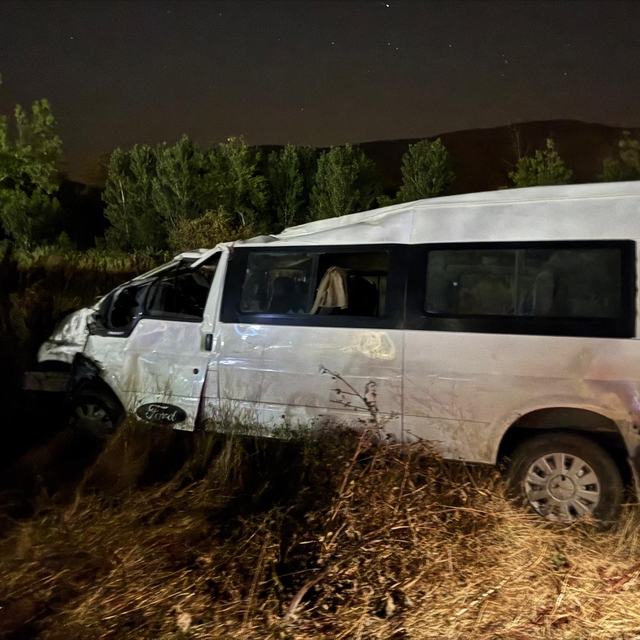 Sakarya'da yol kenarına devrilen minibüsün sürücüsü yaralandı