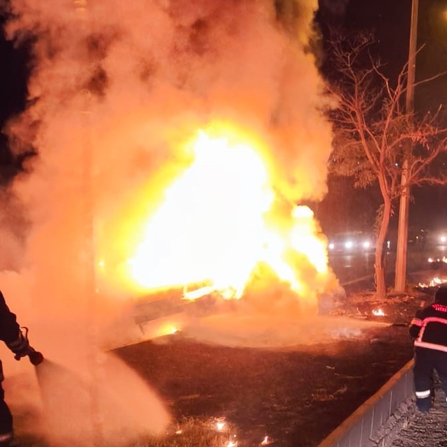 Diyarbakır'da otomobil kaldırıma çarpıp yandı: 1'i ağır, 3 yaralı