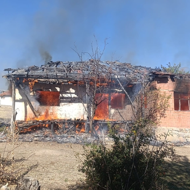 Yozgat'ta kullanılmayan evde çıkan yangın söndürüldü