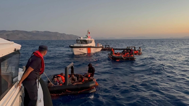 Marmaris'te Yunan unsurları tarafından geri itilen 74 kaçak göçmen kurtarıldı