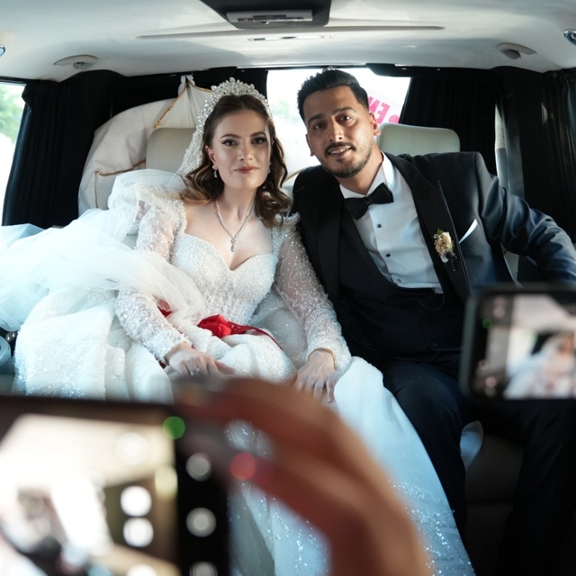 Belediye başkanının makam aracı, depremzede çiftin gelin arabası oldu