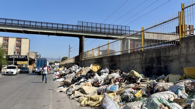 İzmir'de toplanmayan çöplerin ateşe verilmesine vatandaşlar tepkili