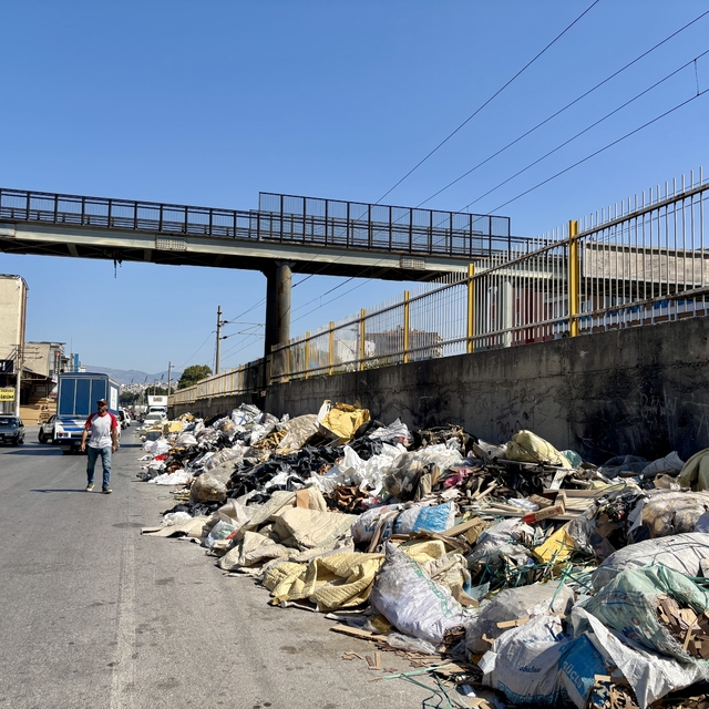 İzmir'de toplanmayan çöplerin ateşe verilmesine vatandaşlar tepkili