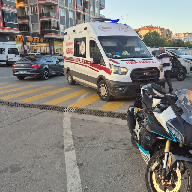 Edirne'de otomobilin çarptığı motosiklet sürücüsü yaralandı
