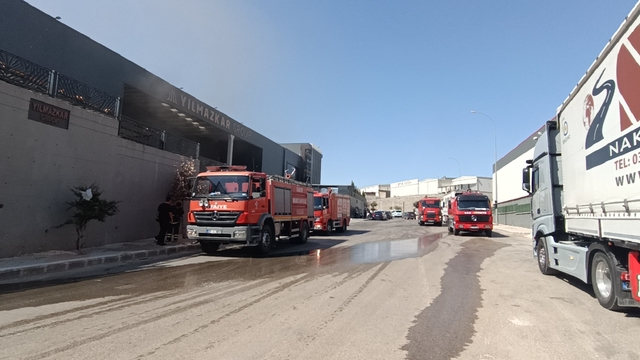 Gaziantep'te ıslak mendil fabrikasında çıkan yangın kontrol altına alındı