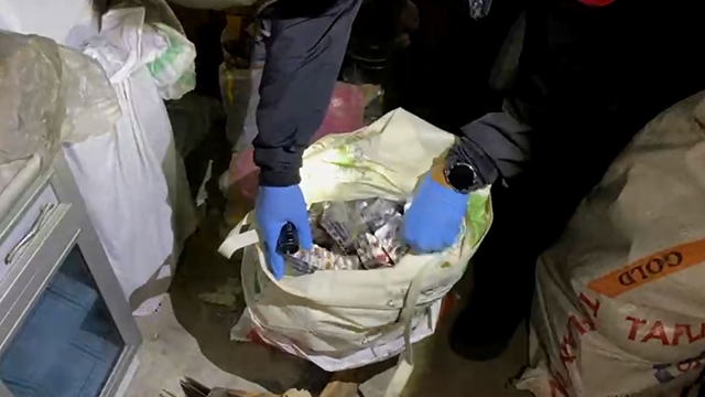 Evinin çatısında, çuvallarda uyuşturucu hap ele geçirilen şüpheliye gözaltı