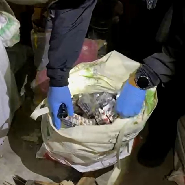 Evinin çatısında, çuvallarda uyuşturucu hap ele geçirilen şüpheliye gözaltı