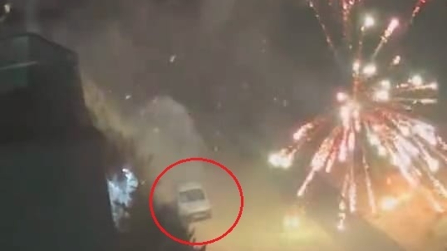 Araçtan atılan havai fişek yangına neden oldu; o anlar kamerada