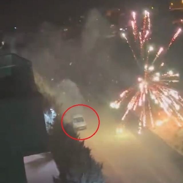 Araçtan atılan havai fişek yangına neden oldu; o anlar kamerada