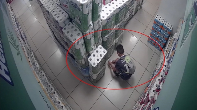 Marketteki kağıt havluları tutuşturan 10 yaşındaki çocuk devlet korumasına alındı