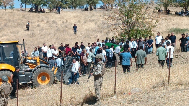 Batman'da silahlı saldırıda öldürülen çift ile 2 çocuğu toprağa verildi, gözaltı sayısı 18'e çıktı