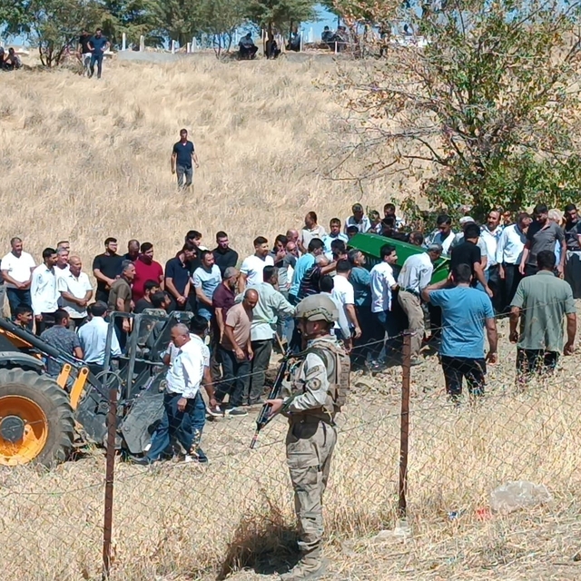 Batman'da silahlı saldırıda öldürülen çift ile 2 çocuğu toprağa verildi, gö...