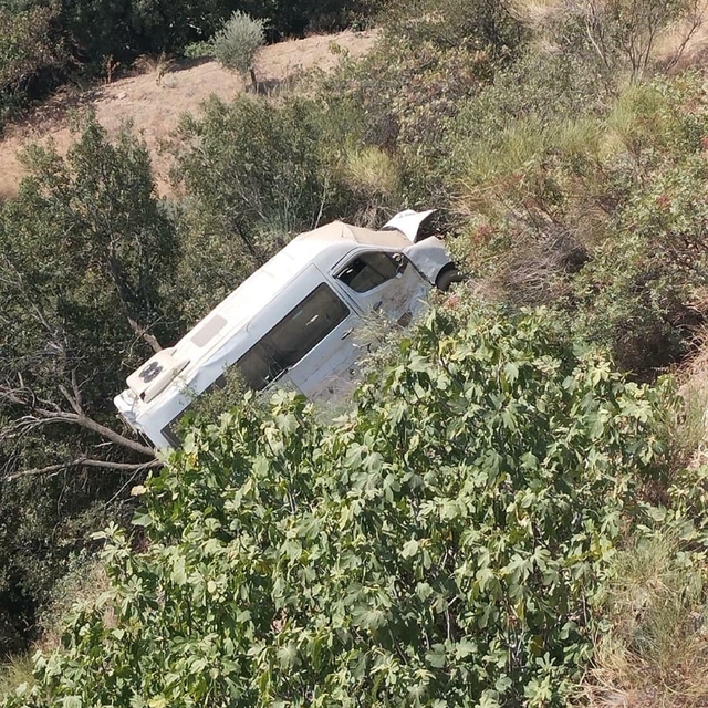 Servis minibüsü, uçuruma yuvarlandı: 4'ü öğrenci, 5 yaralı